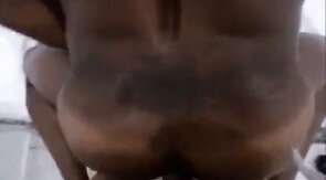 Casado musculoso en un video bareback amateur