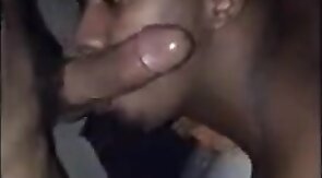 Twink chupa pau e leva mano liberal na bunda