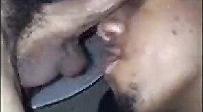 Twink chupa pau e leva mano liberal na bunda