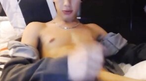 Super-Hottie Amateur Big-Cock Twink Handjob