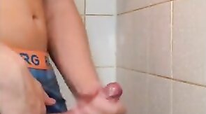 Amateur Guy Jerks Off on Webcam