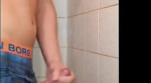 Amateur Guy Jerks Off on Webcam