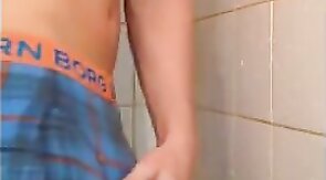 Amateur Guy Jerks Off on Webcam