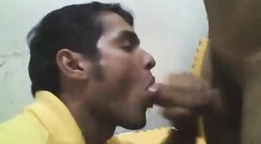 Chupando a Beto: Mamada Amateur de Twink Latino