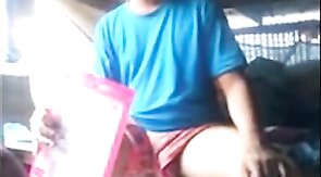 Exibicionista gay mostra o pau em barco