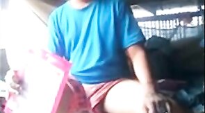 Exibicionista gay mostra o pau em barco
