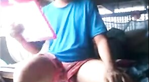 Exibicionista gay mostra o pau em barco
