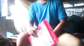 Exibicionista gay mostra o pau em barco