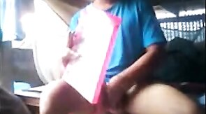 Exibicionista gay mostra o pau em barco