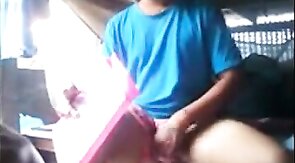 Exibicionista gay mostra o pau em barco