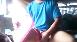 Exibicionista gay mostra o pau em barco