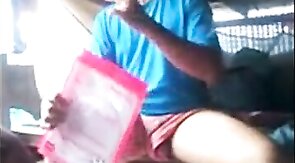 Exibicionista gay mostra o pau em barco