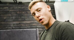 Muscled hunk gets analdestroyed by BF