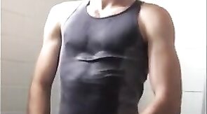 Heiße Amateur-Masturbation eines muskulösen Mannes