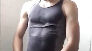 Heiße Amateur-Masturbation eines muskulösen Mannes