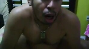 Amante negro chupa e fode corno