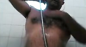 Osito caliente con una gran polla se ducha y se pajea.