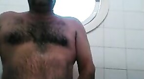 Osito caliente con una gran polla se ducha y se pajea.