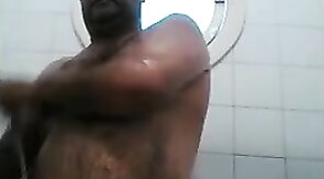 Osito caliente con una gran polla se ducha y se pajea.