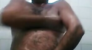 Osito caliente con una gran polla se ducha y se pajea.