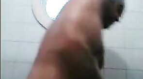 Osito caliente con una gran polla se ducha y se pajea.