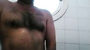 Osito caliente con una gran polla se ducha y se pajea.