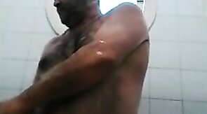 Osito caliente con una gran polla se ducha y se pajea.