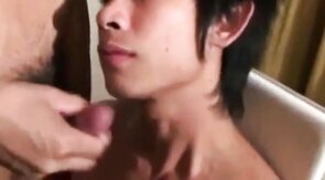 Asiatische Twinks: Amateure Handjobs und Sperma-Tribut