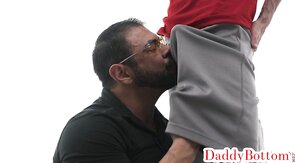 Muscle DILF loves deepthroating dick