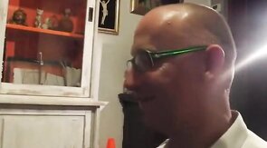 Saugender Nachbar: Amateur-Blowjob von einem Muskelprotz