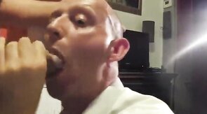 Saugender Nachbar: Amateur-Blowjob von einem Muskelprotz