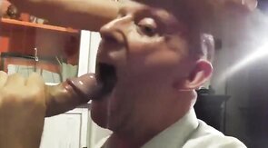 Saugender Nachbar: Amateur-Blowjob von einem Muskelprotz
