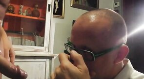 Saugender Nachbar: Amateur-Blowjob von einem Muskelprotz