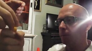 Saugender Nachbar: Amateur-Blowjob von einem Muskelprotz