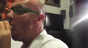 Saugender Nachbar: Amateur-Blowjob von einem Muskelprotz