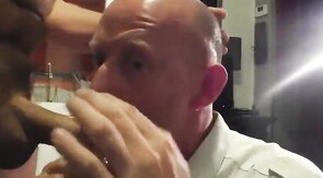 Saugender Nachbar: Amateur-Blowjob von einem Muskelprotz