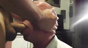 Saugender Nachbar: Amateur-Blowjob von einem Muskelprotz