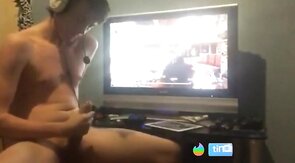 Twink Plays Call of Duty and Cums