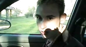Twink leert den Saft seines Nachbarn im Auto aus