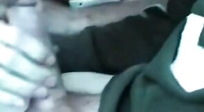 Twink leert den Saft seines Nachbarn im Auto aus