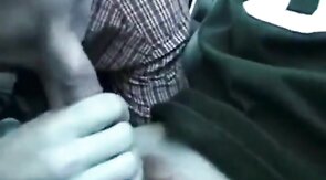 Twink leert den Saft seines Nachbarn im Auto aus