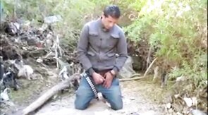 Espiando um macho latino amador se masturbando até o orgasmo