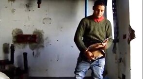 Espiando um macho latino amador se masturbando até o orgasmo