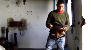 Espiando um macho latino amador se masturbando até o orgasmo