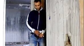 Espiando um macho latino amador se masturbando até o orgasmo