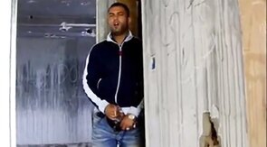 Espiando um macho latino amador se masturbando até o orgasmo