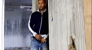 Espiando um macho latino amador se masturbando até o orgasmo