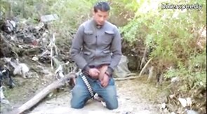 Espiando um macho latino amador se masturbando até o orgasmo