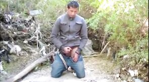 Espiando um macho latino amador se masturbando até o orgasmo