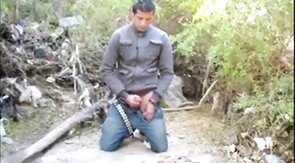 Espiando um macho latino amador se masturbando até o orgasmo